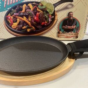 Black Cast Iron Fajita Pan with Wooden Base